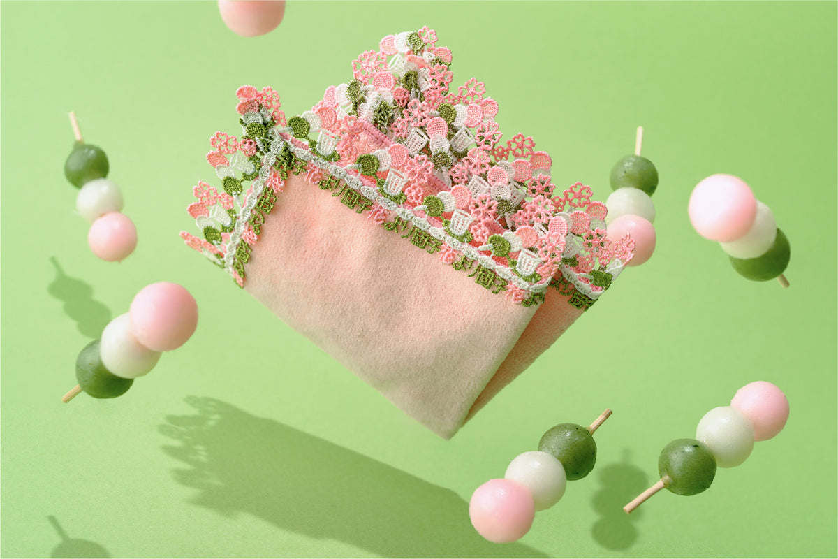 おいしい団子を頬張ればさらに会話が弾みそう。お花見のお供ハンカチ「花より団子」