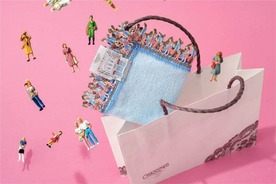 近沢レース店へようこそ！ショッピングを楽しむ様子を描いた「お買いもの」