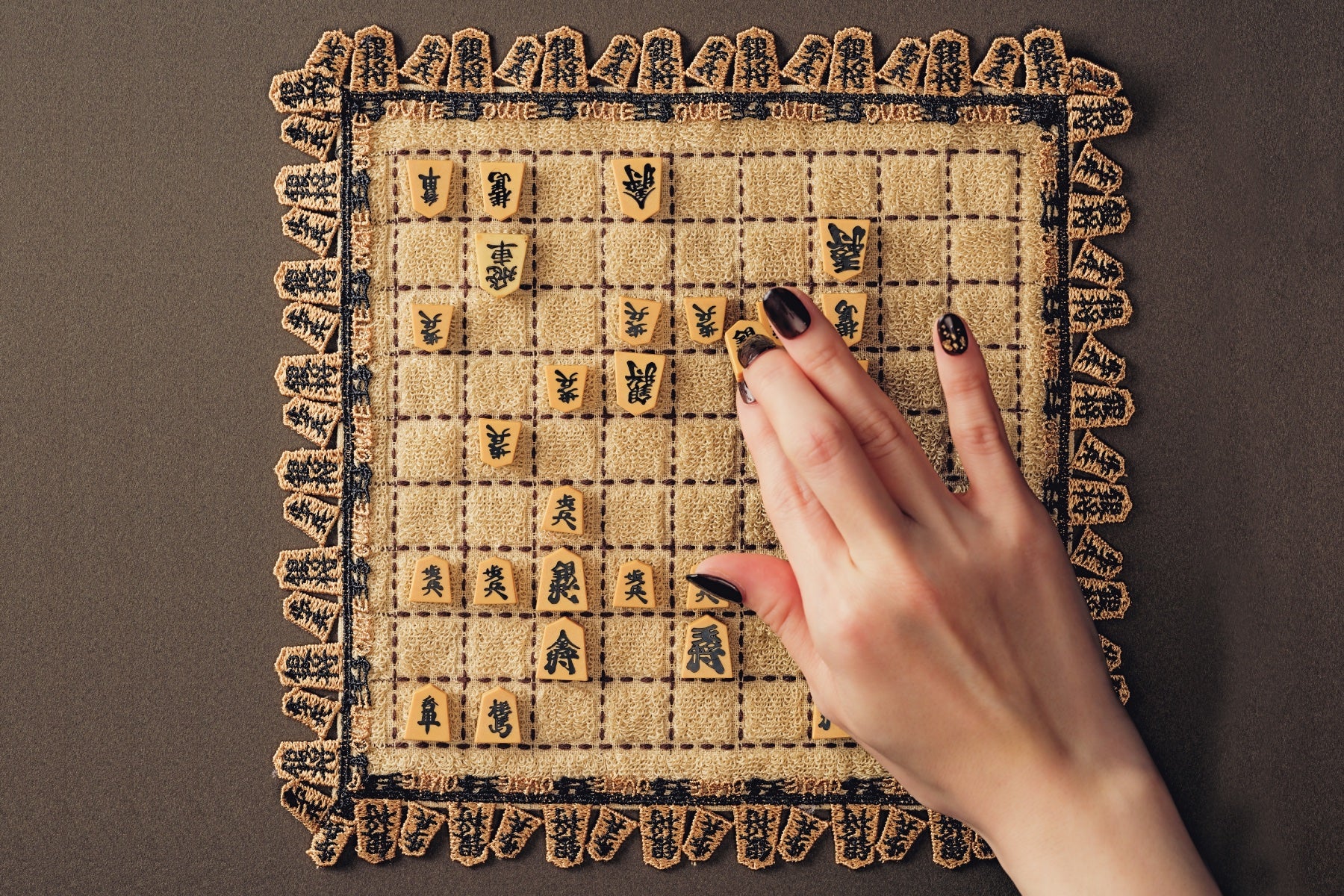 SNSで話題になった大人気商品の再販が決定！シーズンタオルハンカチ「将棋」
