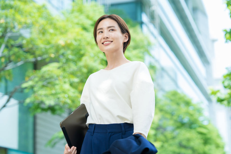 仕事中も可愛いを取り入れたい！働く女性におすすめのレースアイテムをご紹介！